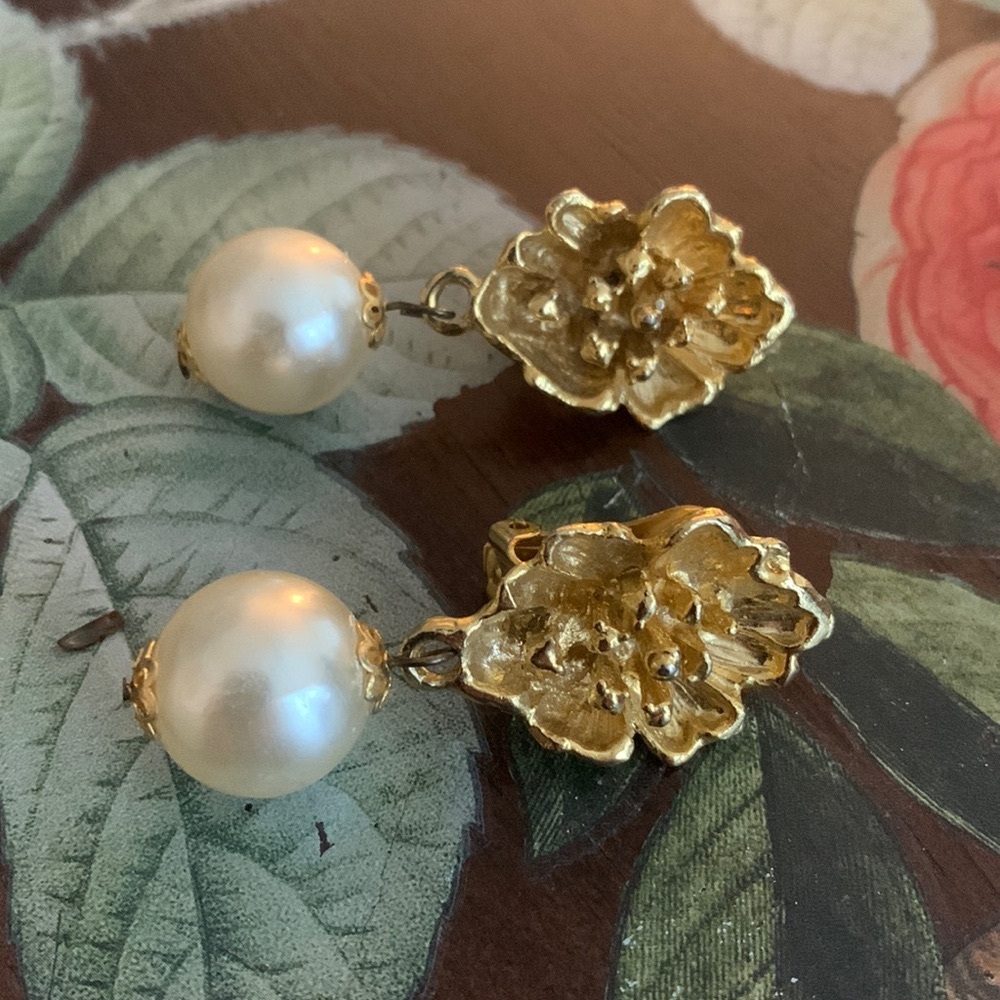 Gold and pearl drop clip earrings. Perfect for wedding. Vintage estate s…